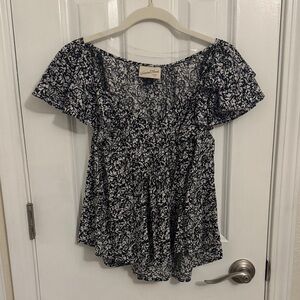 🤍SALE 🤍Universal Threads | S Black and White Patterned Floral Blouse